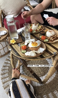 Louise Thompson feet photo thumbnail