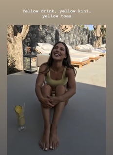 Louise Thompson feet photo thumbnail