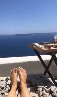 Louise Thompson feet photo thumbnail