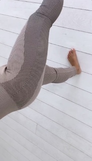 Louise Thompson feet photo thumbnail