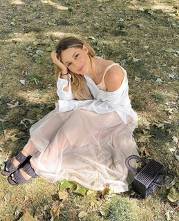 Louise Thompson feet photo thumbnail