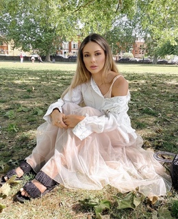 Louise Thompson feet photo thumbnail