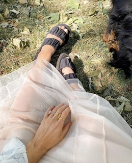 Louise Thompson feet photo thumbnail