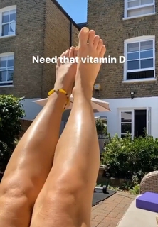 Louise Thompson feet photo thumbnail