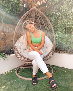 Louise Thompson feet photo thumbnail