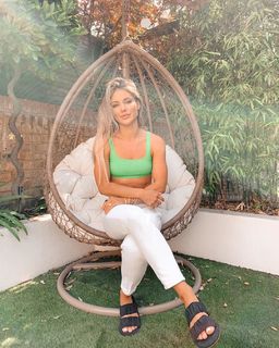 Louise Thompson feet photo thumbnail