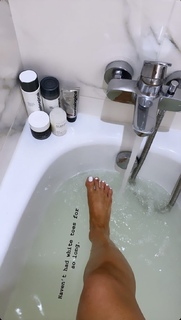 Louise Thompson feet photo thumbnail