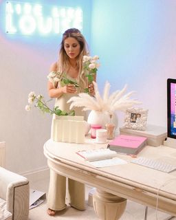 Louise Thompson feet photo thumbnail