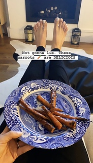 Louise Thompson feet photo thumbnail