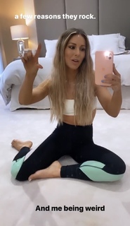 Louise Thompson feet photo thumbnail