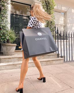 Louise Thompson feet photo thumbnail