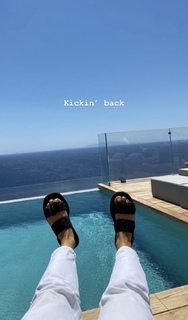 Louise Thompson feet photo thumbnail