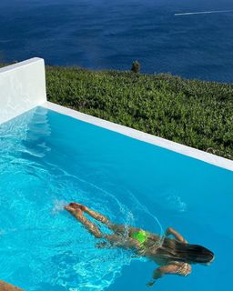 Louise Thompson feet photo thumbnail