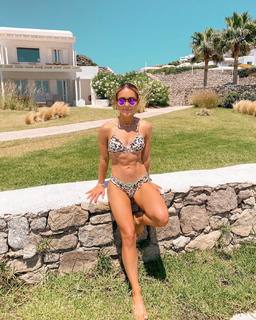 Louise Thompson feet photo thumbnail