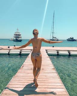 Louise Thompson feet photo thumbnail