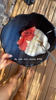 Louise Thompson feet photo thumbnail