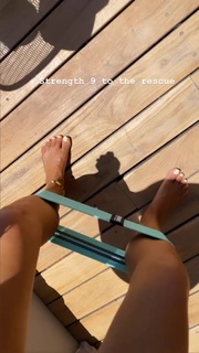Louise Thompson feet photo thumbnail