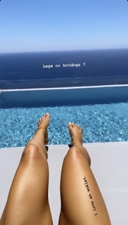 Louise Thompson feet photo thumbnail