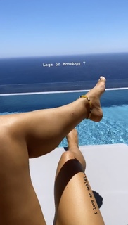 Louise Thompson feet photo thumbnail