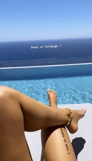 Louise Thompson feet photo thumbnail
