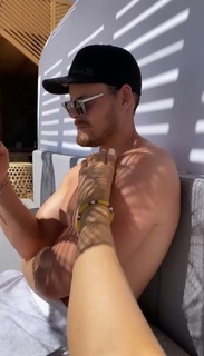 Louise Thompson feet photo thumbnail