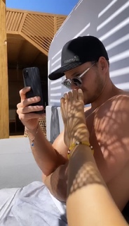 Louise Thompson feet photo thumbnail