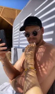 Louise Thompson feet photo thumbnail