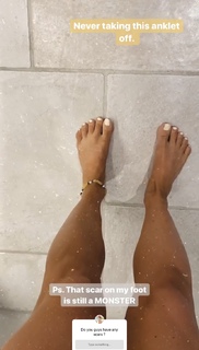 Louise Thompson feet photo thumbnail