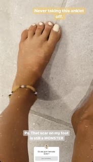 Louise Thompson feet photo thumbnail
