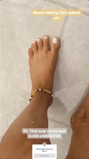 Louise Thompson feet photo thumbnail