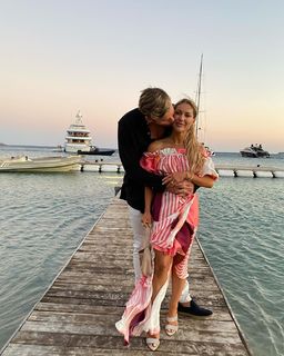 Louise Thompson feet photo thumbnail