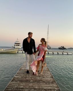 Louise Thompson feet photo thumbnail