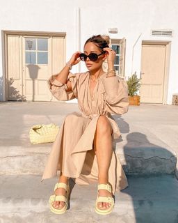 Louise Thompson feet photo thumbnail