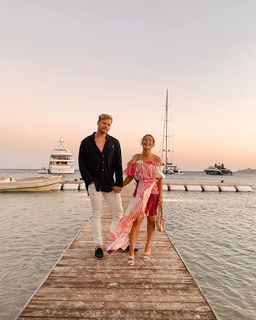 Louise Thompson feet photo thumbnail