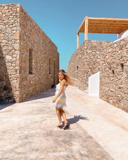 Louise Thompson feet photo thumbnail