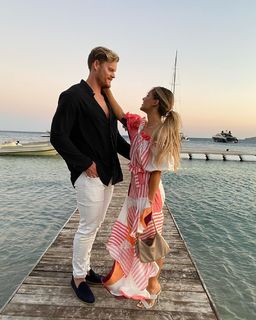 Louise Thompson feet photo thumbnail