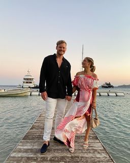 Louise Thompson feet photo thumbnail