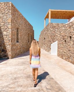 Louise Thompson feet photo thumbnail