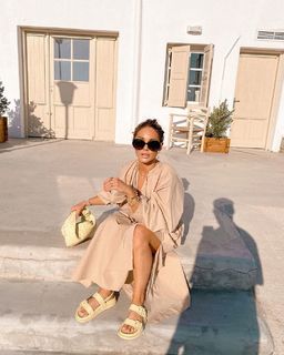 Louise Thompson feet photo thumbnail