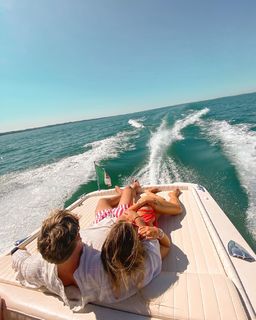 Louise Thompson feet photo thumbnail