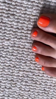 Louise Thompson feet photo thumbnail