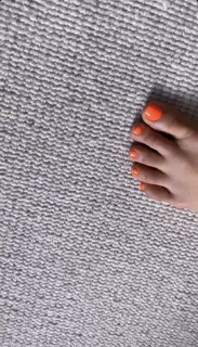 Louise Thompson feet photo thumbnail