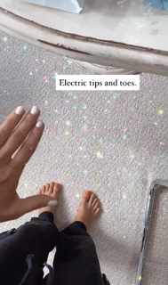 Louise Thompson feet photo thumbnail