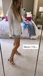 Louise Thompson feet photo thumbnail