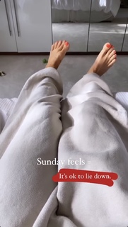Louise Thompson feet photo thumbnail