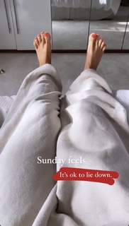 Louise Thompson feet photo thumbnail
