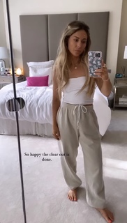 Louise Thompson feet photo thumbnail