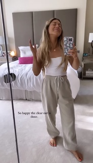 Louise Thompson feet photo thumbnail
