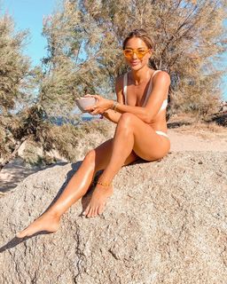 Louise Thompson feet photo thumbnail