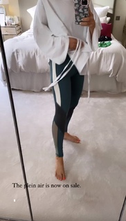 Louise Thompson feet photo thumbnail